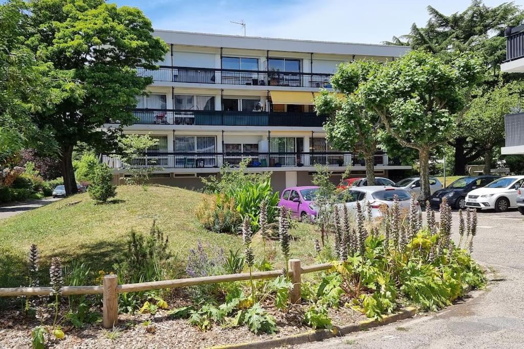 un bâtiment avec un jardin en face dans l'établissement SPITIMOU BORDEAUX, à Cenon