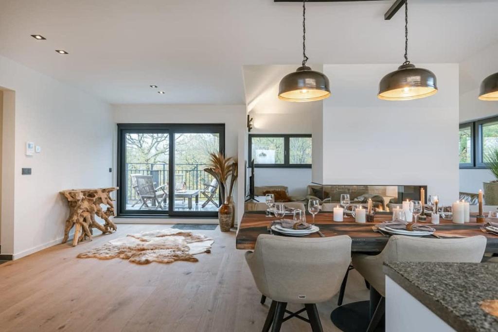 een woonkamer met een eettafel en stoelen bij Luxurious apartment with parking in Beernem
