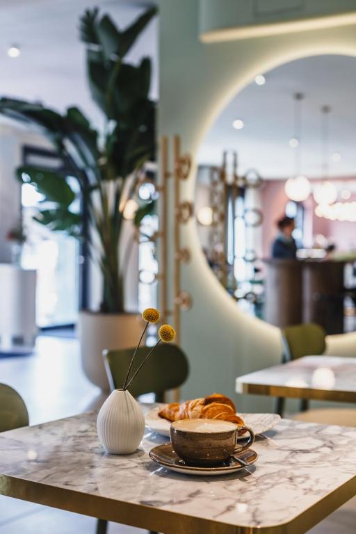 The Circus Living - 15