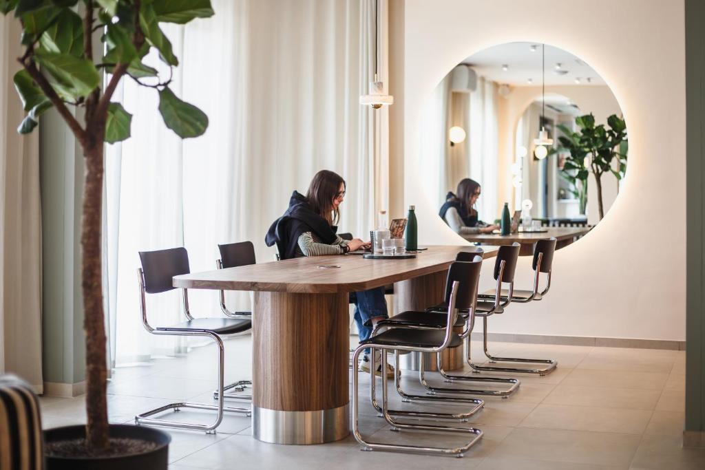 The Circus Living - 17