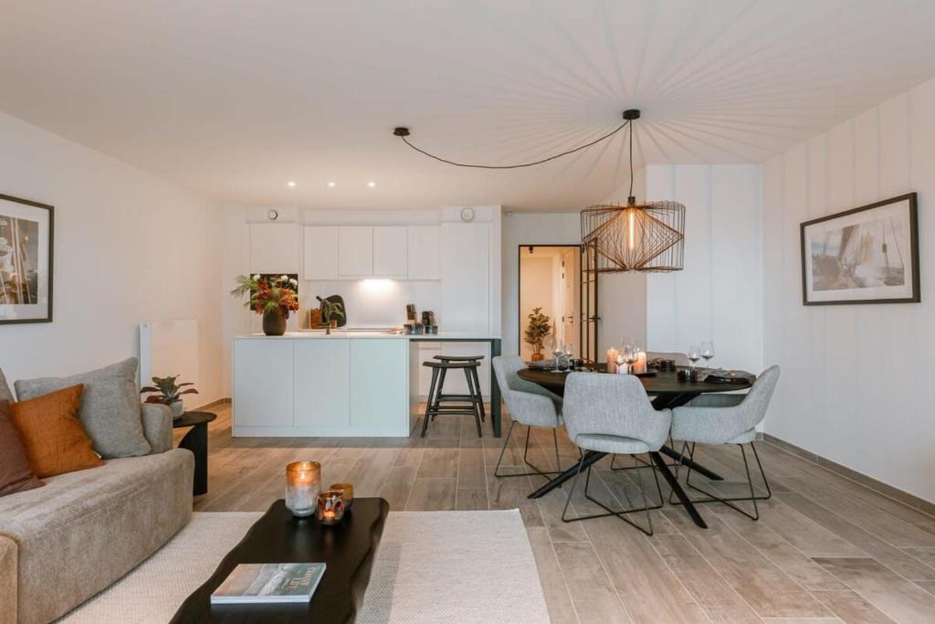 een woonkamer met een bank en een tafel bij Beautiful apartment overlooking the marina in Oostende