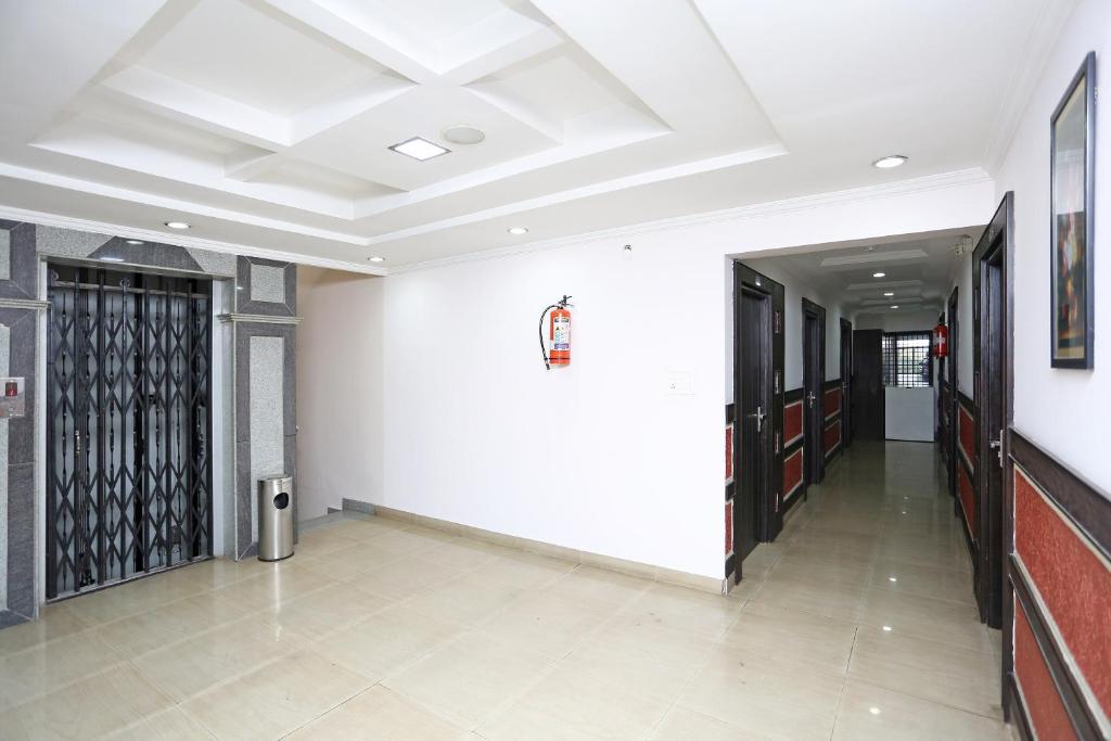 un pasillo con una pared blanca y un techo en Hotel Saraswathi Residency Near SR Nagar Metro Station, en Ameerpet
