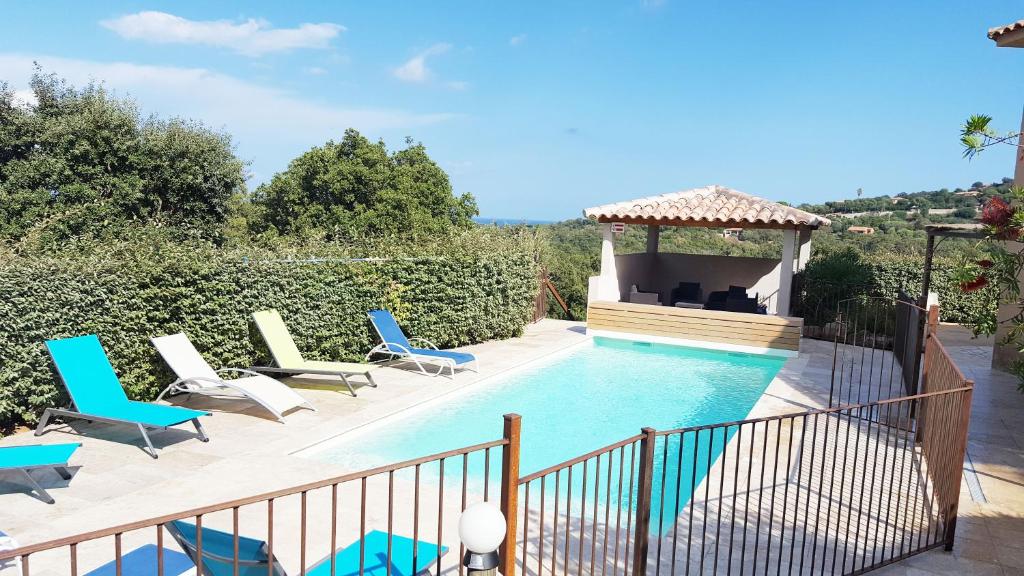Una vista de la pileta en belle villa vue mer avec piscine chauff&eacute;e 4 chambres - baccalocation o alrededores