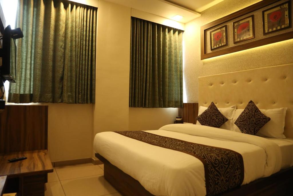 En eller flere senge i et værelse på HOTEL RK PALACE