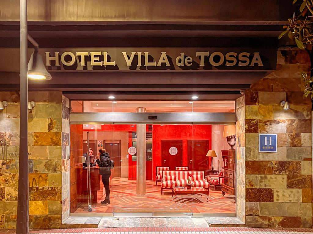 トッサ・デ・マールにあるHotel Vila de Tossaのホテルヴィラトシェーガの外に立つ者