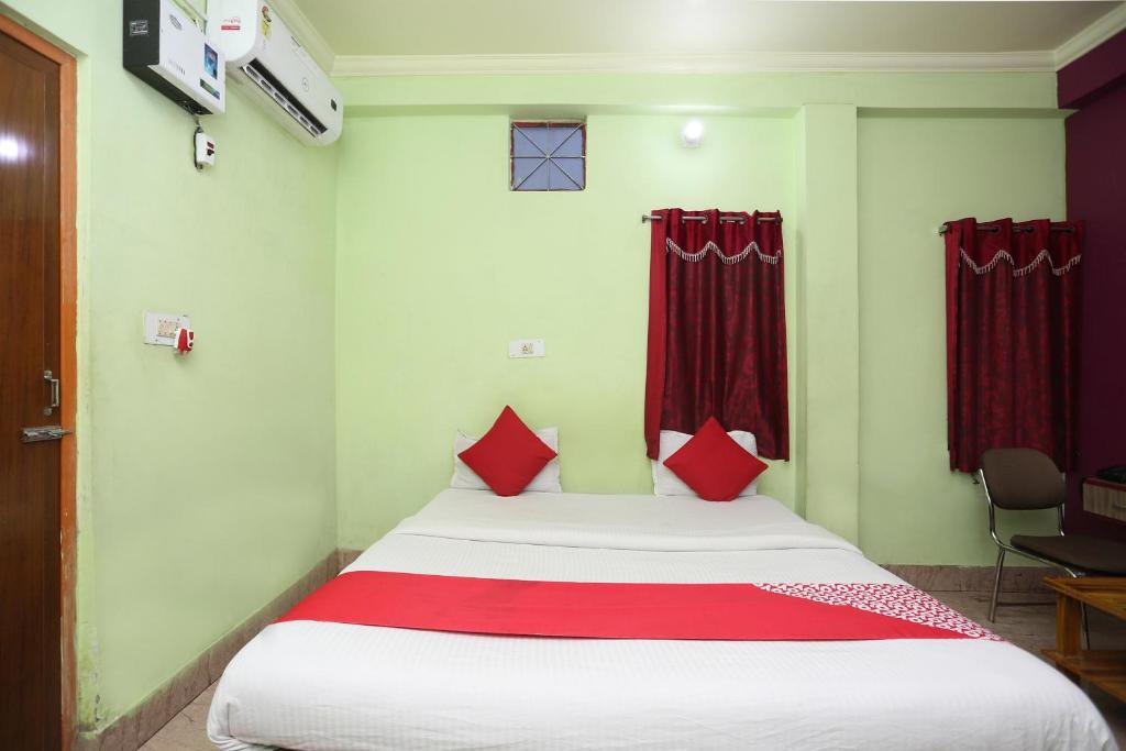 Säng eller sängar i ett rum på OYO Near Kalinga Hospital