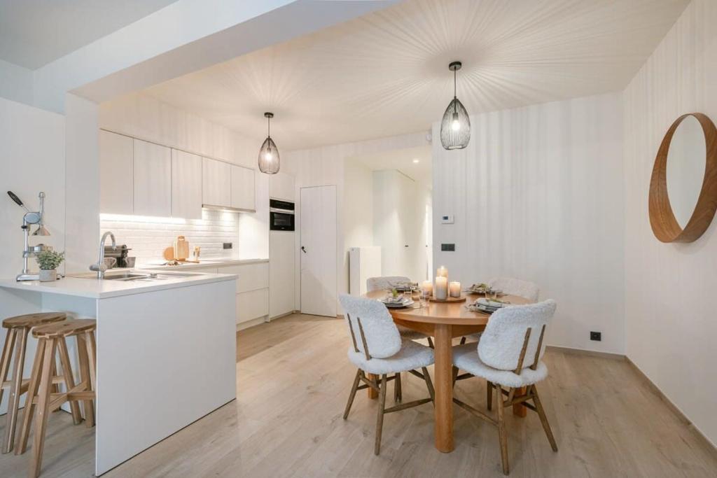 een keuken en eetkamer met een tafel en stoelen bij Modern 2 bedroom in centre of Knokke in Knokke-Heist