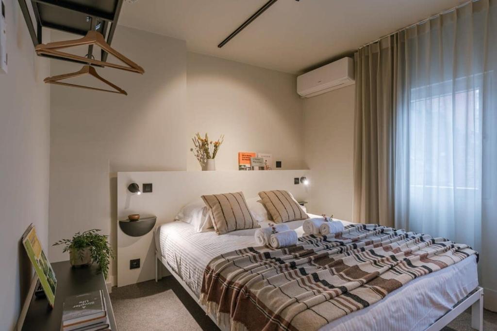 een slaapkamer met een groot bed en een raam bij WAY SWEET DREAMS - Room 5 in Gent