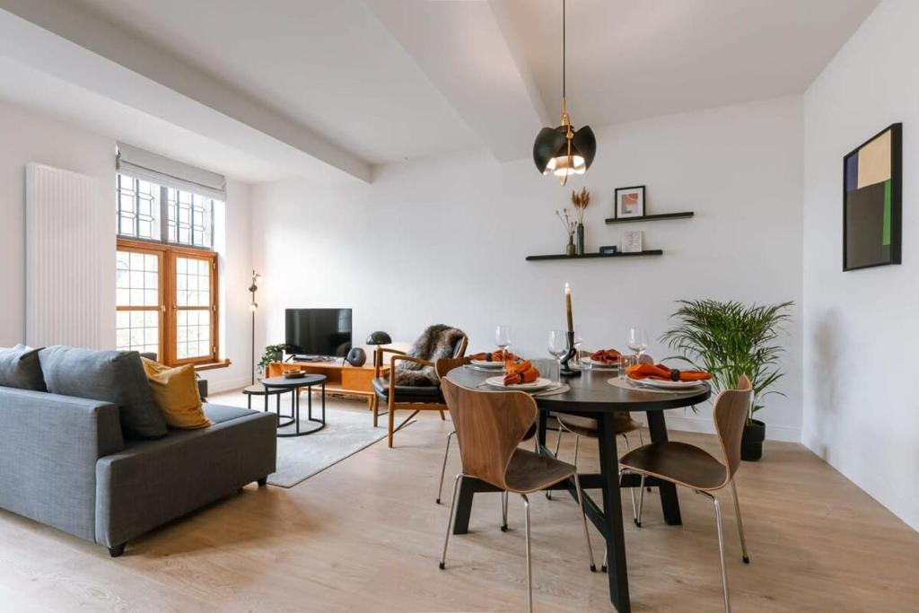 sala de estar con mesa y sofá en Stunning apartment at the Grand Market of Antwerp, en Amberes