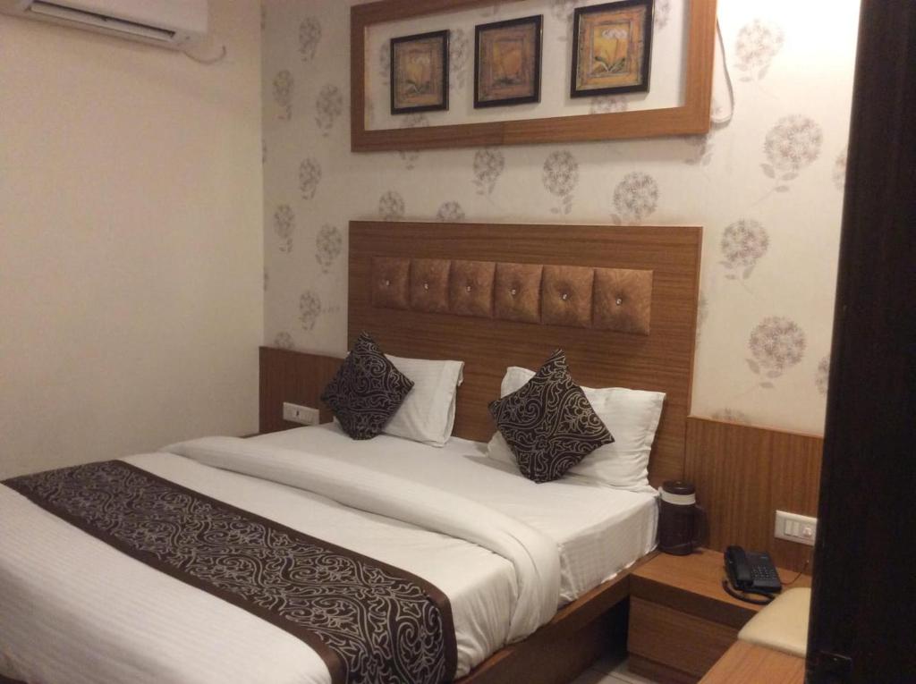Postel nebo postele na pokoji v ubytování HOTEL RK PALACE