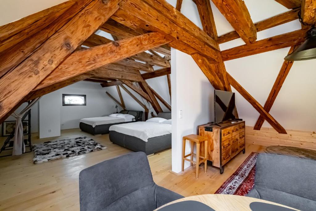 Un pat sau paturi într-o cameră la Kníže Ferdinand Apartments
