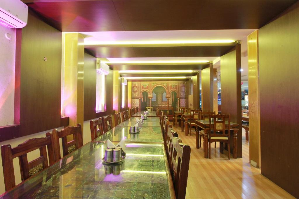 Restaurace v ubytování Super Capital O Rj Grand
