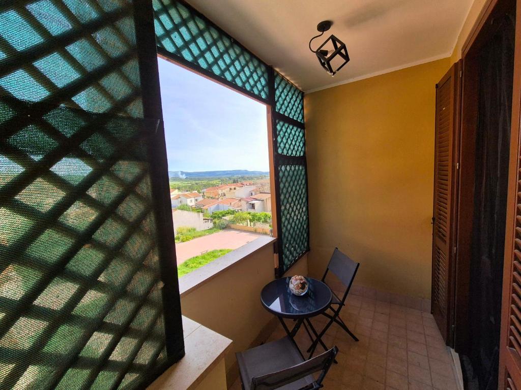Habitación con mesa y ventana con vistas. en Cozy accommodation in Sardinia, Olmedo, en Olmedo