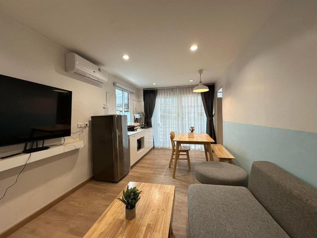 TV a/nebo společenská místnost v ubytování Otter House Aonang Soi 13