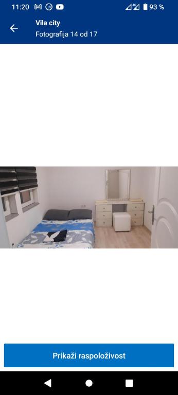 Una foto de un dormitorio con una cama en una habitación en Vila City, en Bijeljina