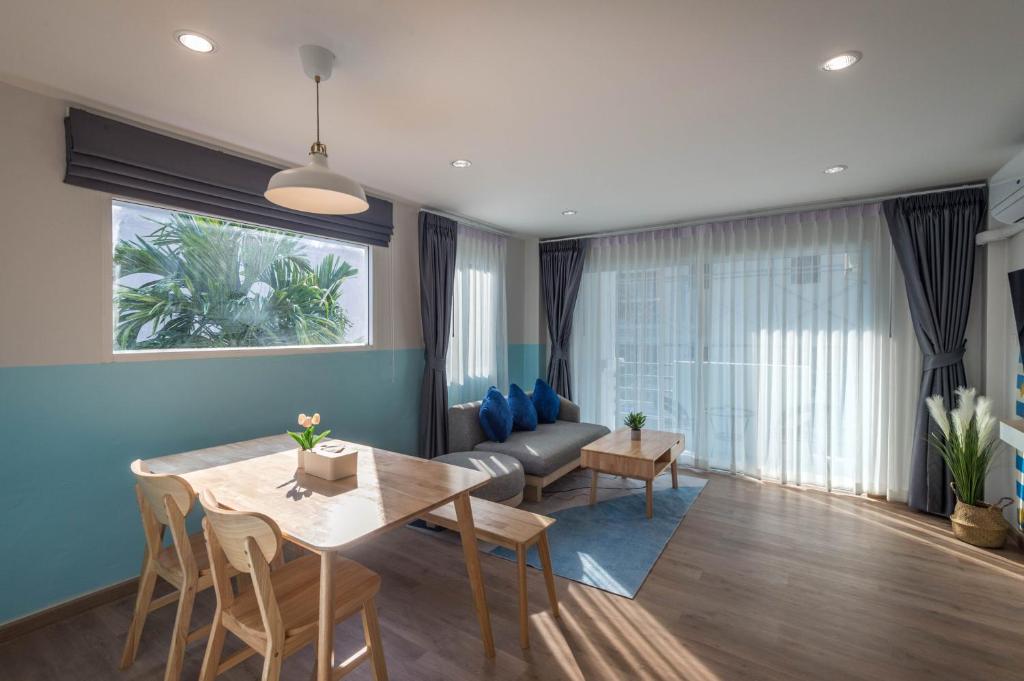 奧南海灘的住宿－Otter House Aonang Soi 13，客厅配有桌子和沙发