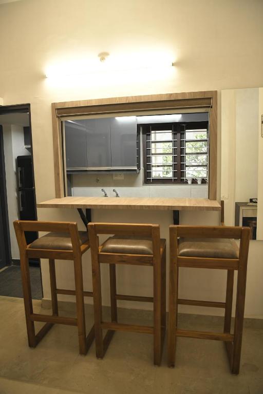 Gloria Homestay ,Thrissur - Комната королевы с балконом