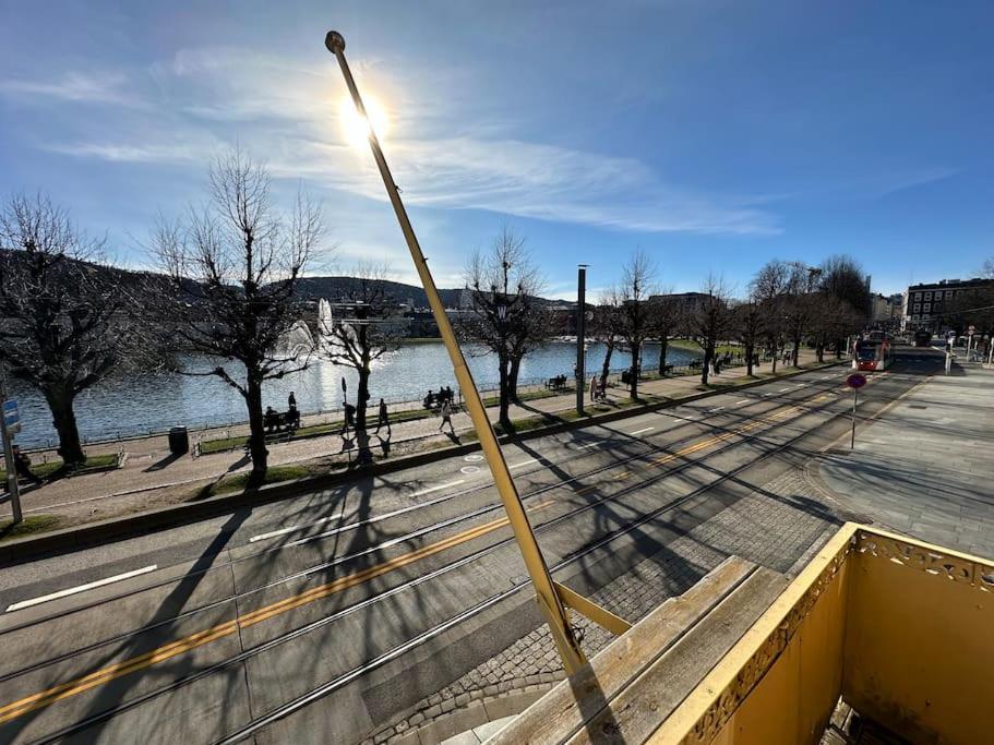 uma luz de rua no lado de uma rua em 7 Soverom i hjertet av Bergen em Bergen