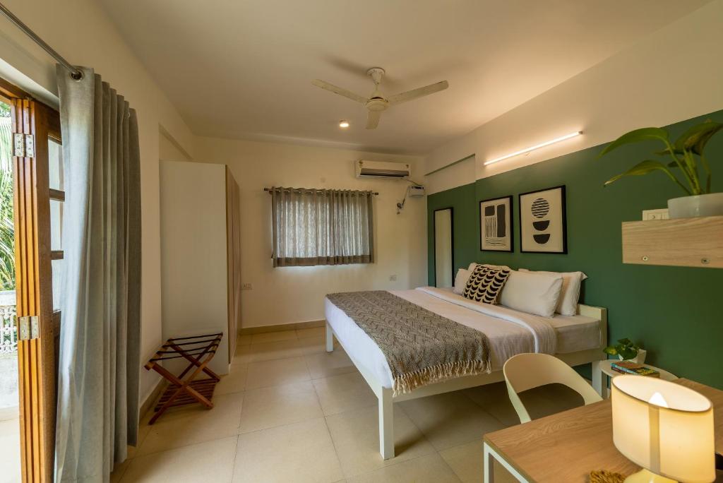 Postel nebo postele na pokoji v ubytování Olive Hotel Calangute Niwasa by Embassy Group