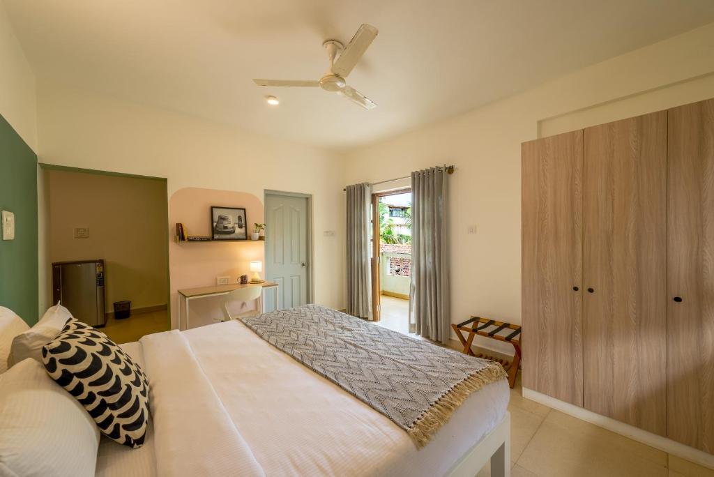 Postel nebo postele na pokoji v ubytování Olive Hotel Calangute Niwasa by Embassy Group