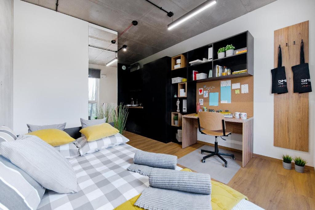 クラクフにあるSHED Living Krakówのベッドとデスクが備わる客室です。