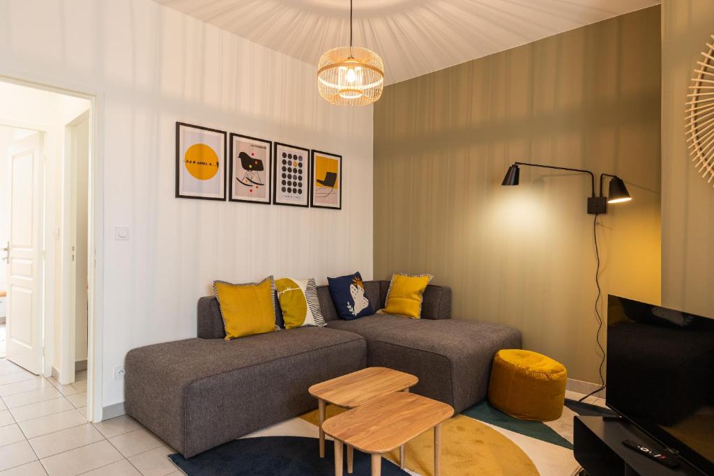 un salon avec un canapé et une télévision dans l'établissement DIFY Berthelot - Jean Mace, à Lyon