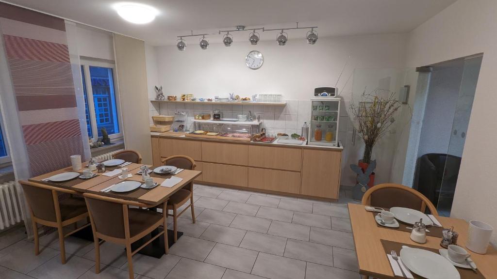 Příslušenství pro přípravu čaje a kávy v ubytování Gästehaus Ziegler