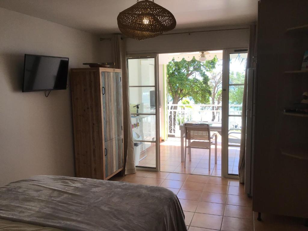 TV a/nebo společenská místnost v ubytování Martial Tropiques et Martial Coco & Plage, 2 Appartements refaits à neuf vue mer, Village de vacances à Ste Anne