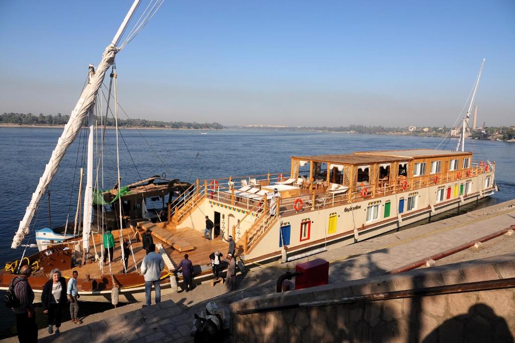 un grupo de personas de pie en un barco en el agua en Dahabiya Elephantine Every Monday from Esna to Aswan 4 Nights, Every Friday from Aswan to Esna 3 Nights, en Luxor