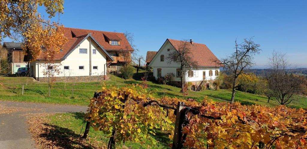 a white house and a house with a fence at Hieblerhof Ferk in Gundersdorf