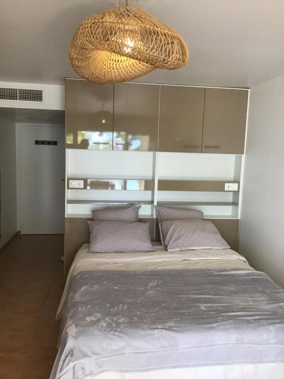 Postel nebo postele na pokoji v ubytování Martial Tropiques et Martial Coco & Plage, 2 Appartements refaits à neuf vue mer, Village de vacances à Ste Anne