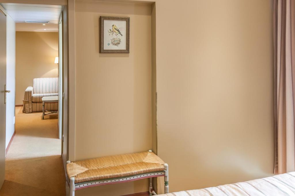 Postel nebo postele na pokoji v ubytování Logis Hôtel Beauséjour Colmar