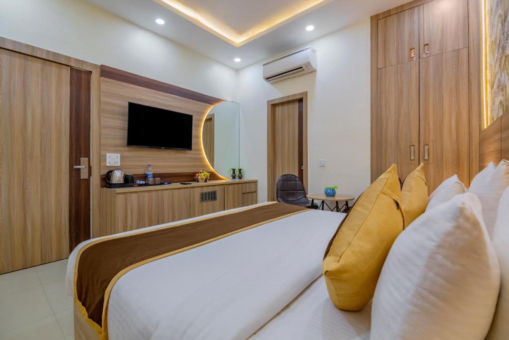 TV a/nebo společenská místnost v ubytování Shree Jee Hotel - NIT Faridabad