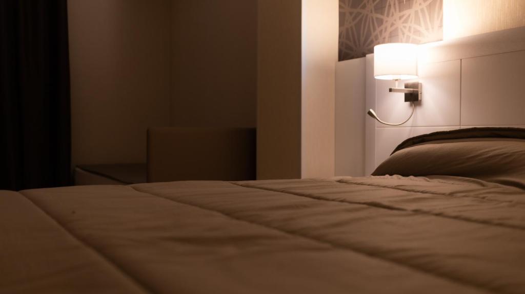 Postel nebo postele na pokoji v ubytování Hotel Donna Crescenza