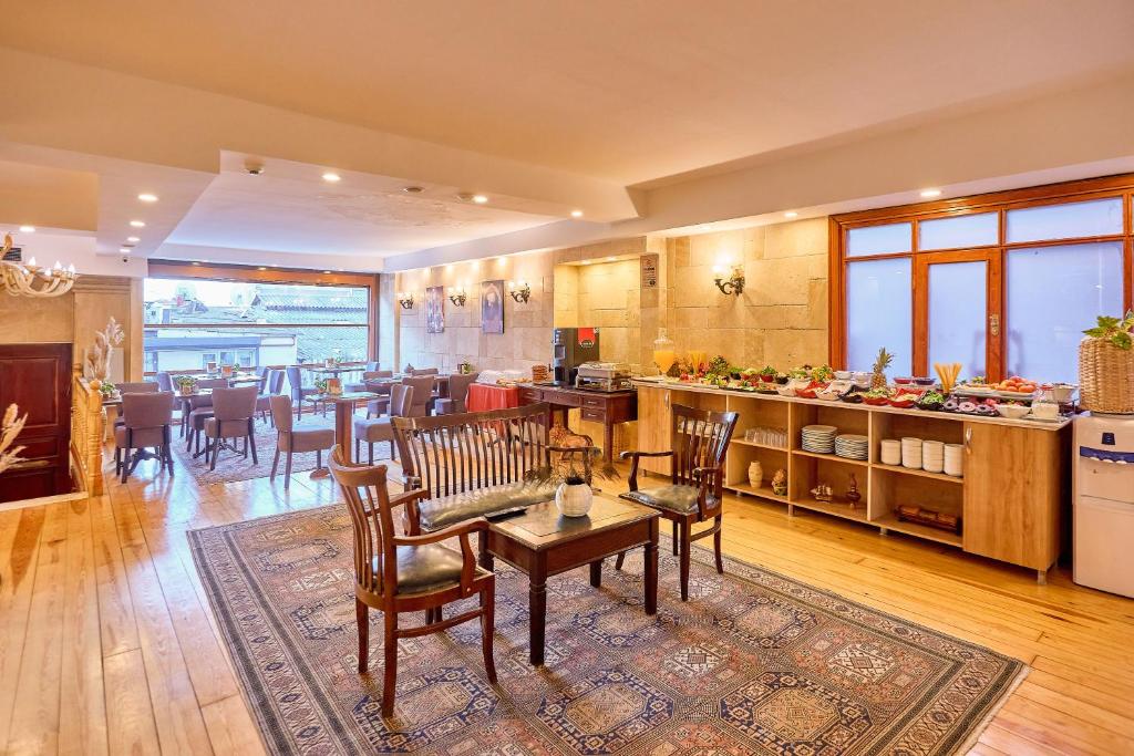 a kitchen and dining room with a table and chairs at Ardey Hotel in Istanbul