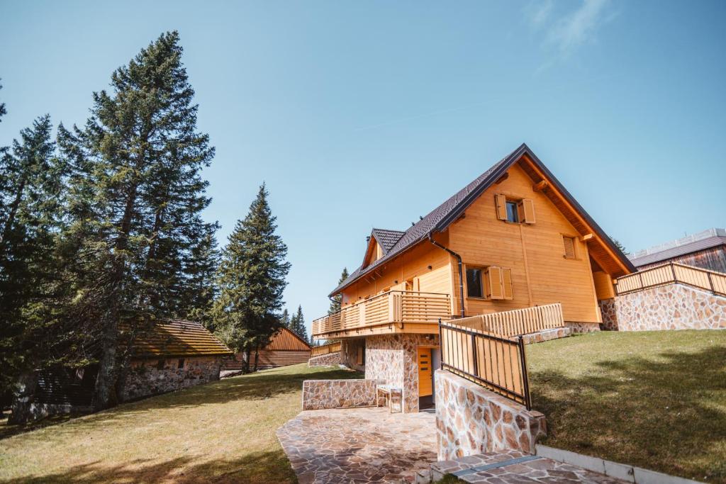 ein Haus auf einem Hügel mit einer Treppe davor in der Unterkunft Rogla Alpina Residence in Zreče
