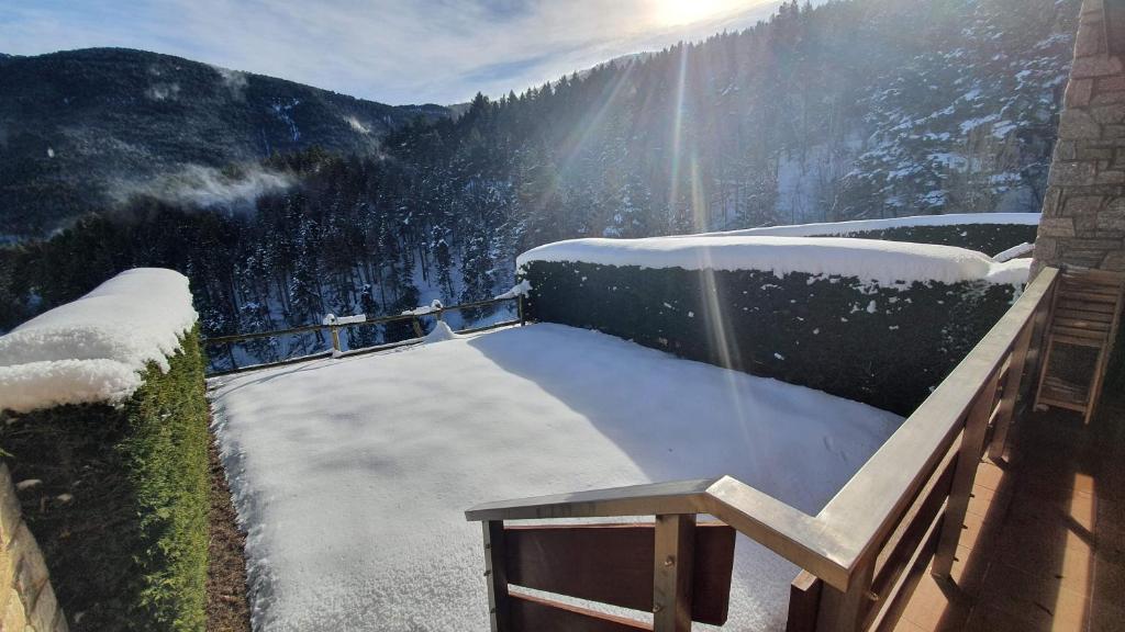 a bench on a balcony with a view of a mountain at Apartament el mirador de la Cerdanya in La Molina