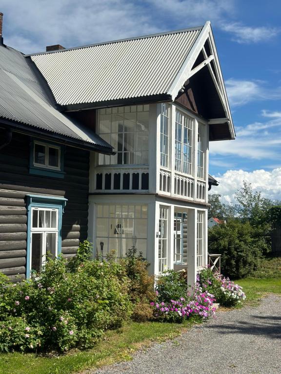 Idylliske Evjua ved Mjøsa - Four-Bedroom House