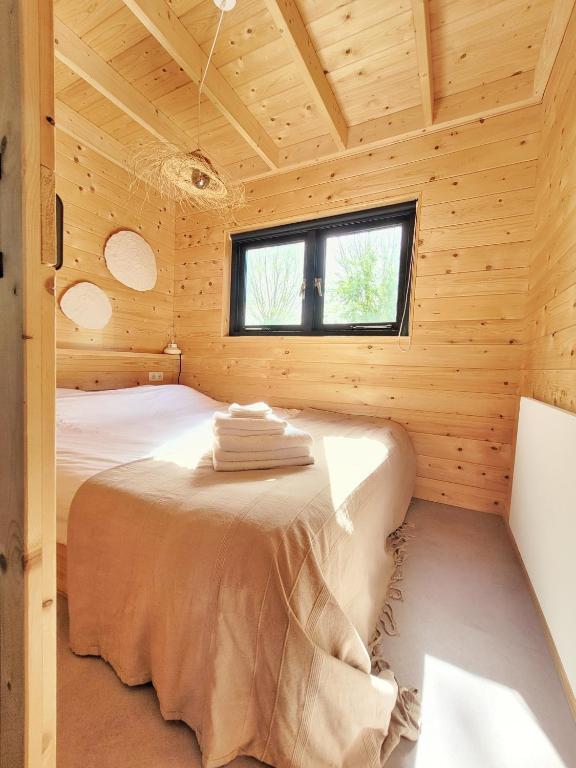 Postel nebo postele na pokoji v ubytování Tiny House Lantliv Oostkapelle, bij de boer