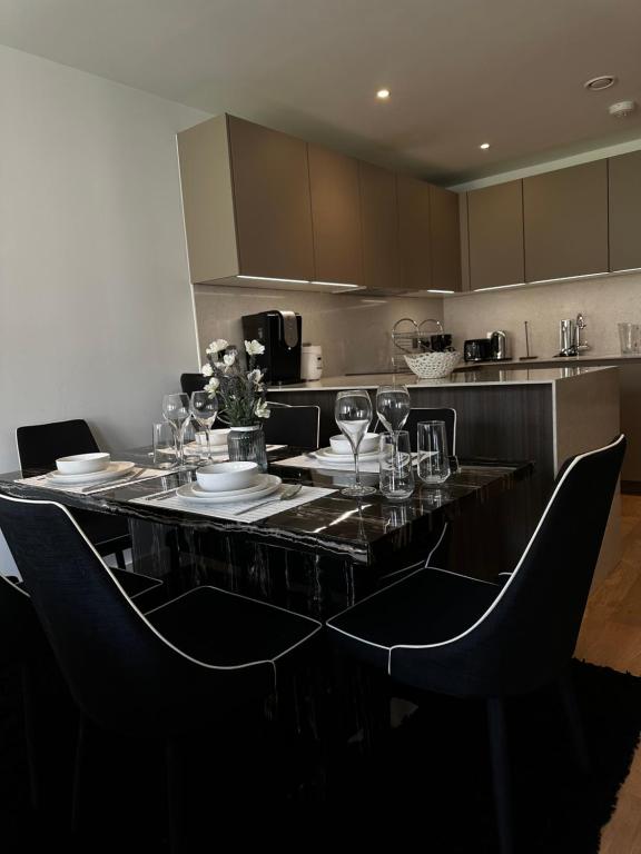 eine Küche mit einem Tisch und Weingläsern darauf in der Unterkunft Modern house in central London in London