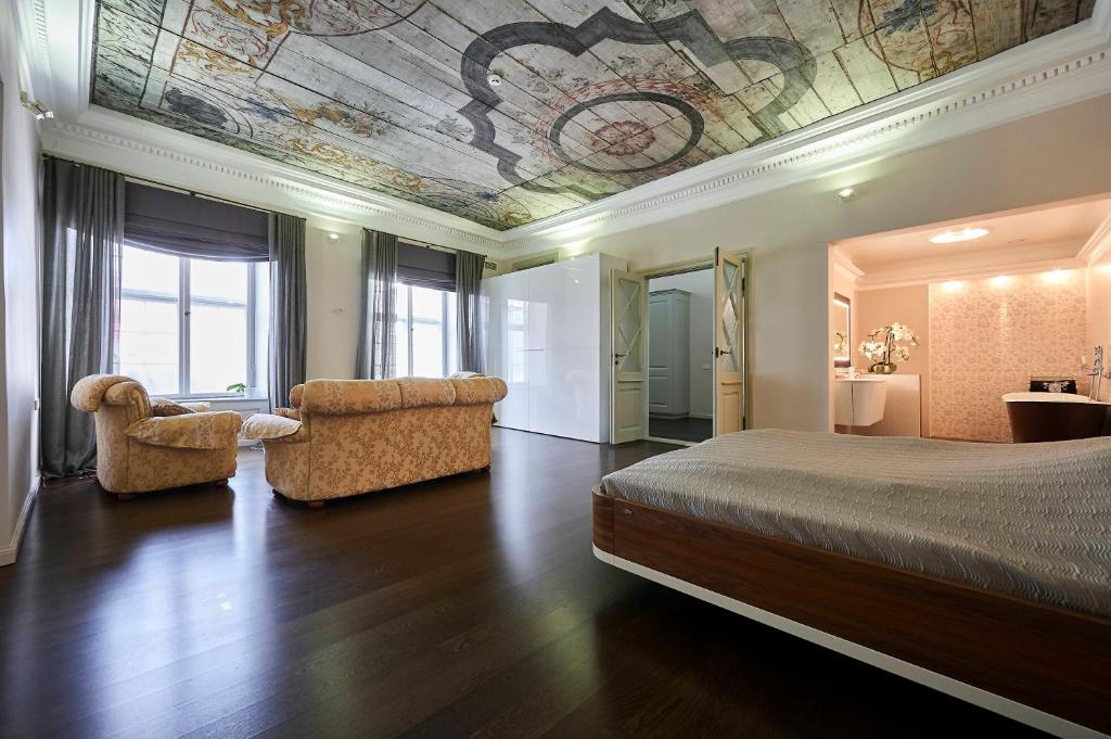 um quarto com uma cama e um quadro no tecto em Luxury apartament Barona fon Fersen em Talin