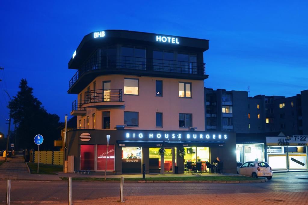 ein Gebäude mit einem Hotel darüber in der Unterkunft BHB Hotel in Marijampolė