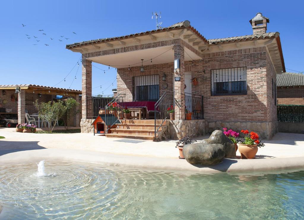 a house with a fountain in front of it at Casa Rural Dani Escalona in Toledo