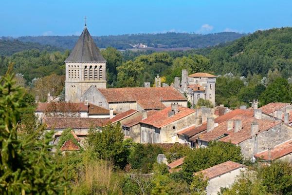 a group of buildings and a church in a town at Cadre idyllique sur 1ha de parc, en centre de village - Classé par la Fondation de France in Mareuil-sur-Belle