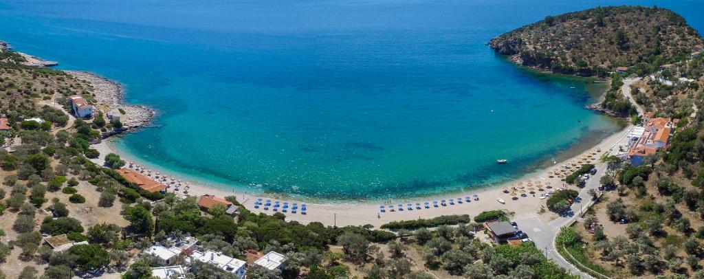z powietrza widok na plażę i ocean w obiekcie Limnionas Bay Village Hotel w mieście Marathokampos