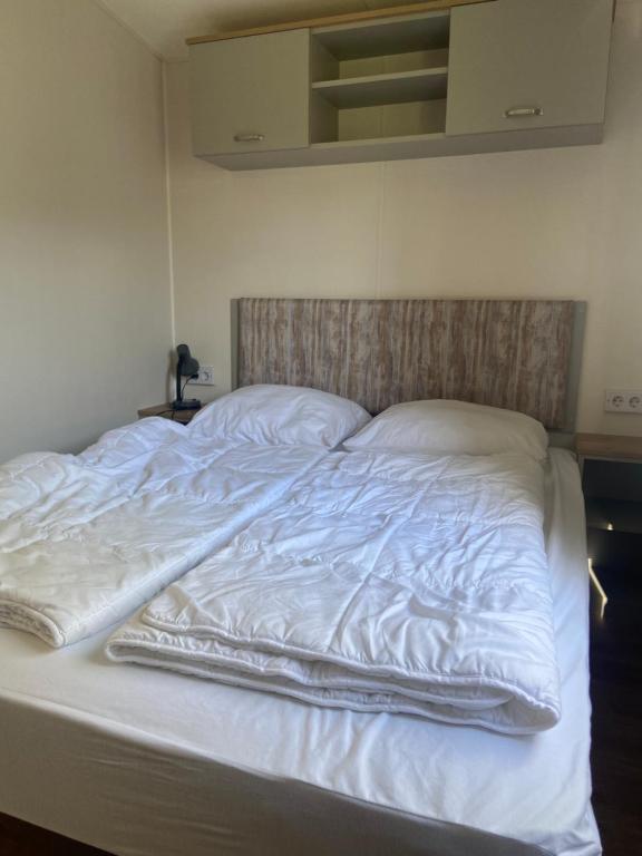 Postel nebo postele na pokoji v ubytování Camping de Duinhoeve Chalet Vogel not for companies