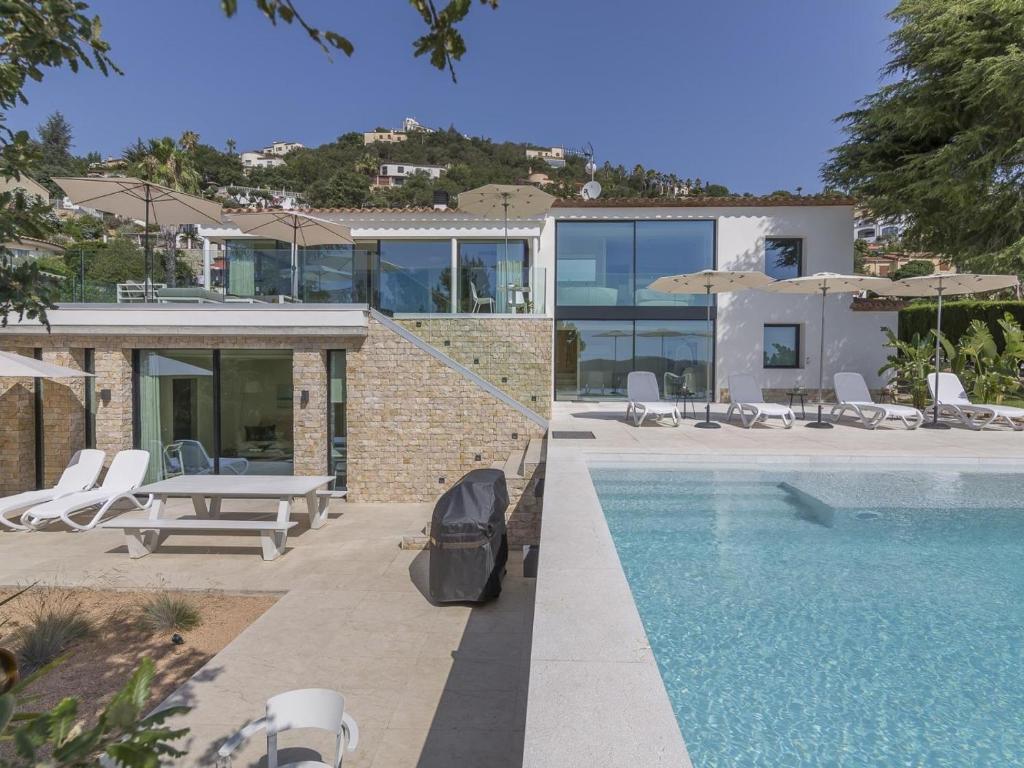 Bazén v ubytování Villa la Dolça by Rent Costa Brava nebo v jeho okolí
