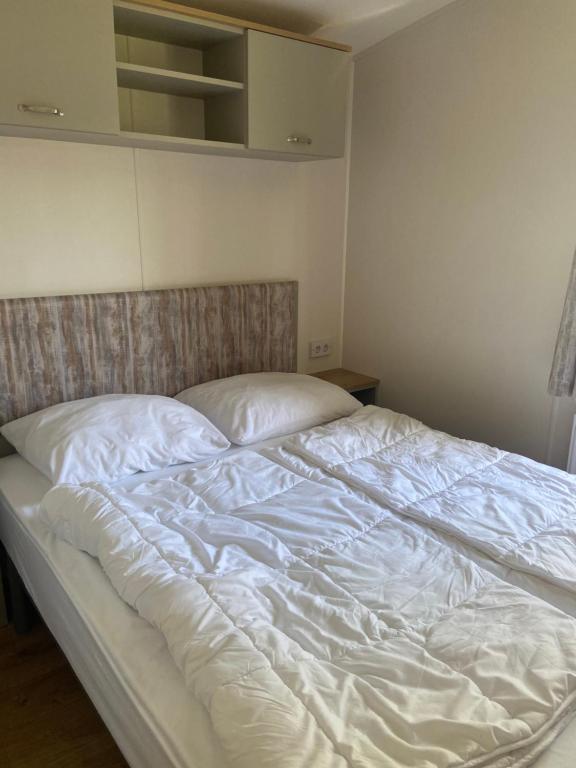 Postel nebo postele na pokoji v ubytování Camping de Duinhoeve Chalet Vogel not for companies