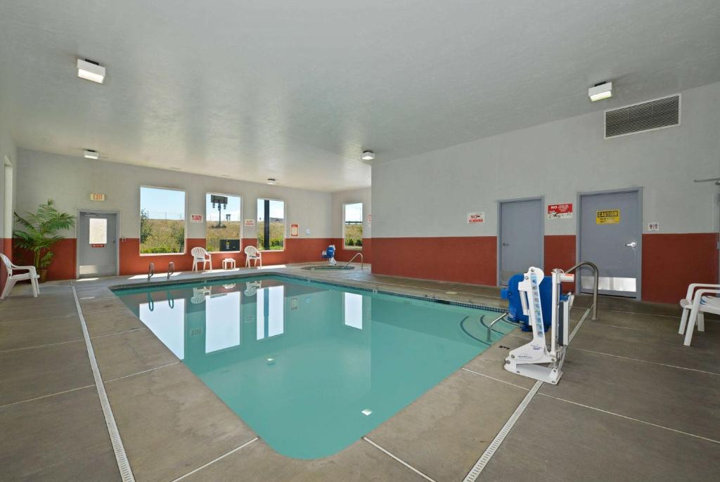 Swimmingpoolen hos eller tæt på Super 8 by Wyndham Roseburg