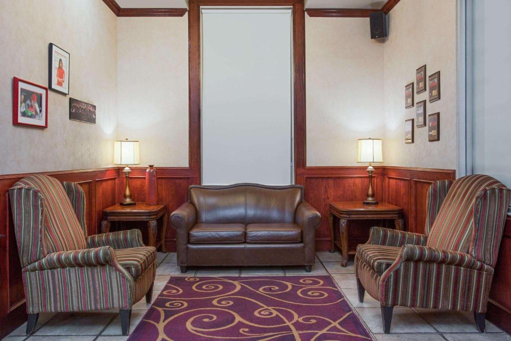 Posezení v ubytování Ramada by Wyndham Red Deer Hotel & Suites